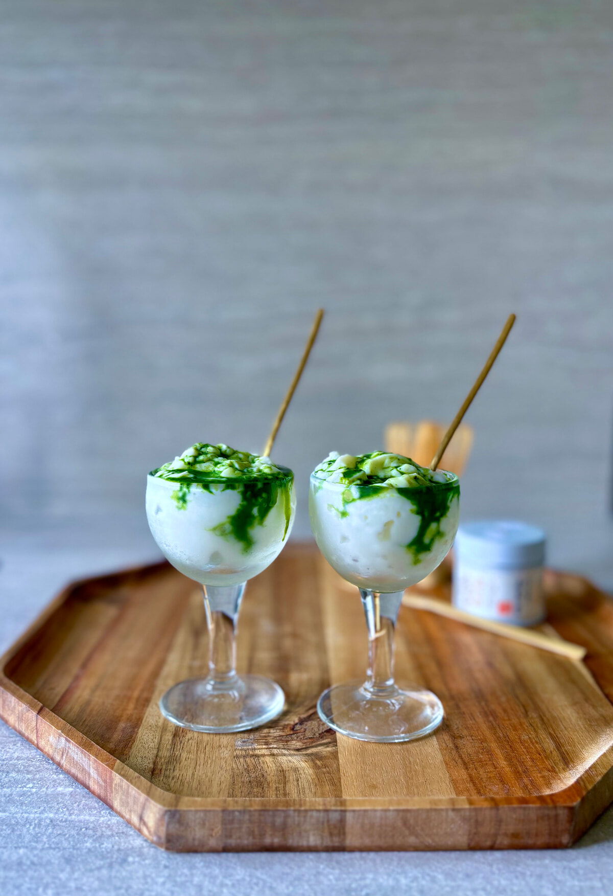 抹茶ソースで味わう、練乳ミルクゼリー。